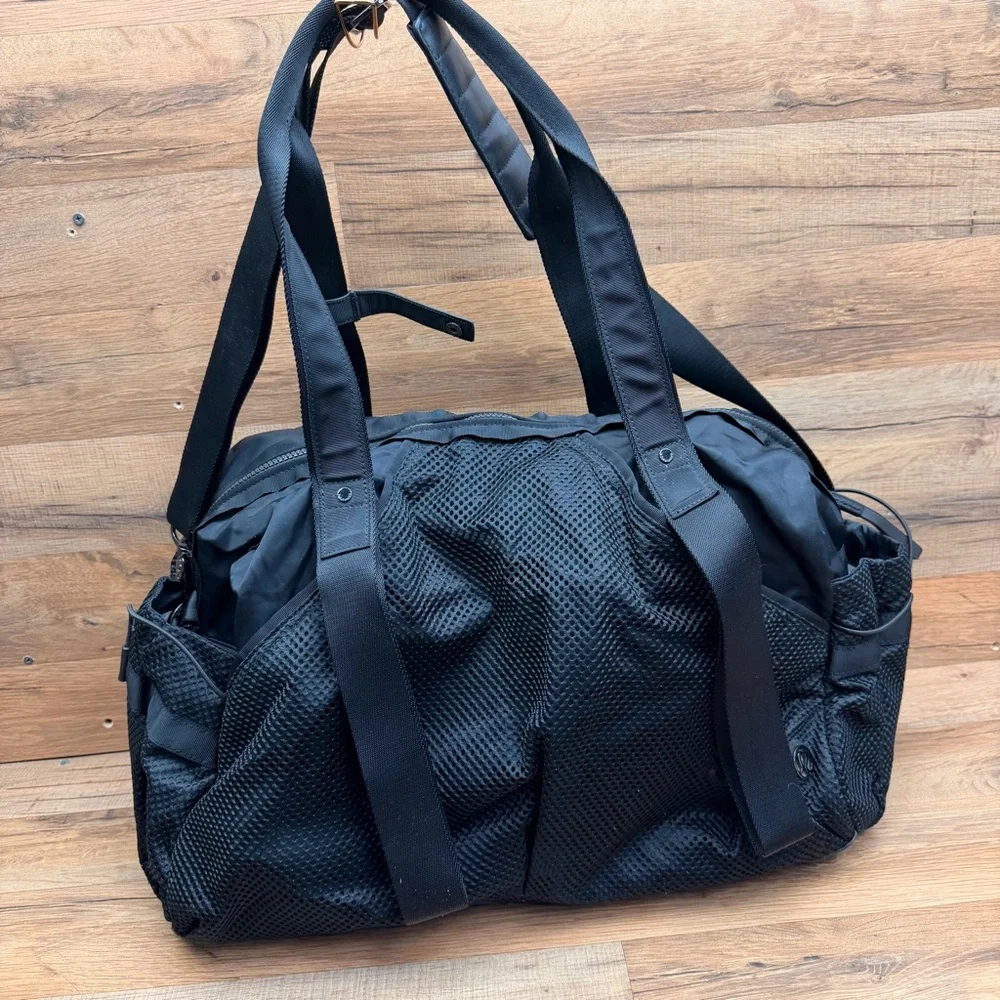 Lululemon Womens Zipper Closure Silver Tone Duffel Shoulder Handbag Black